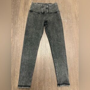 NWOT AERIE CHARCOAL LACE UP FRONT LEGGINGS - Size Medium AKU:356